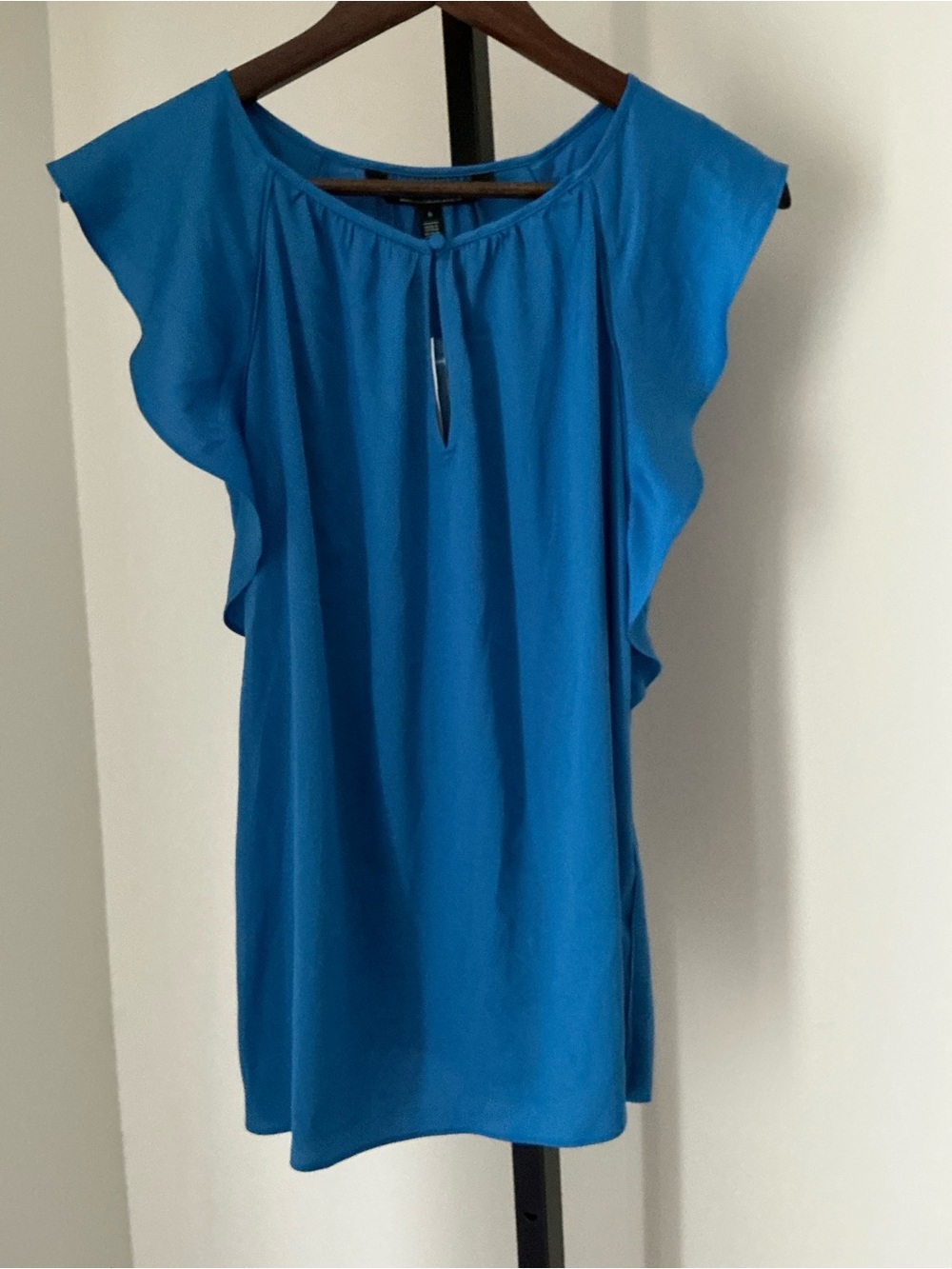 ๐ White House Black Market | Ruffle Flutter Short-Sleeve Keyhole Blouse
